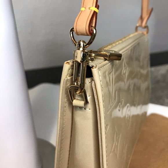 Authentic♥️ Louis Vuitton Beige Patent Leather Accessory Pouch Baguette - Picture 4 of 16